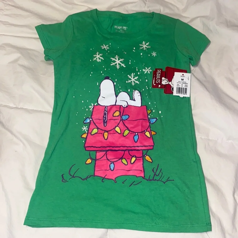 Peanuts Kelly, green Snoopy Christmas shirt size medium new with tags